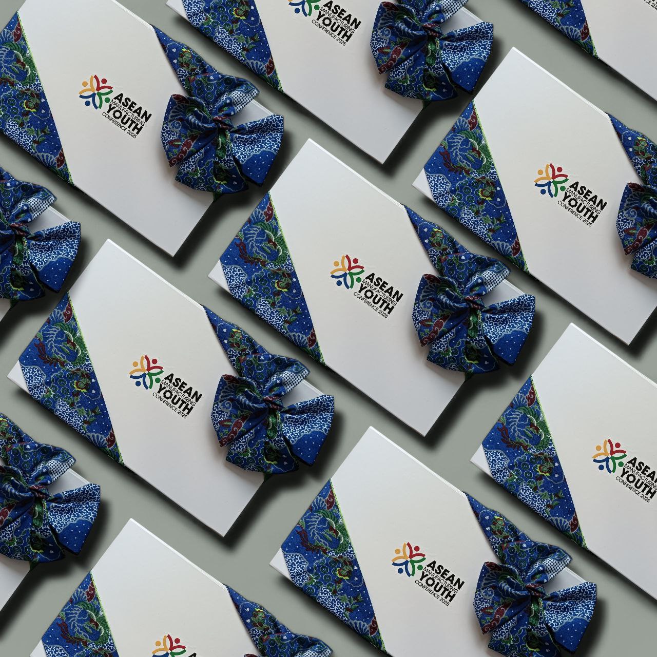 Premium white box with magnetic and Batik ribbon.jpg