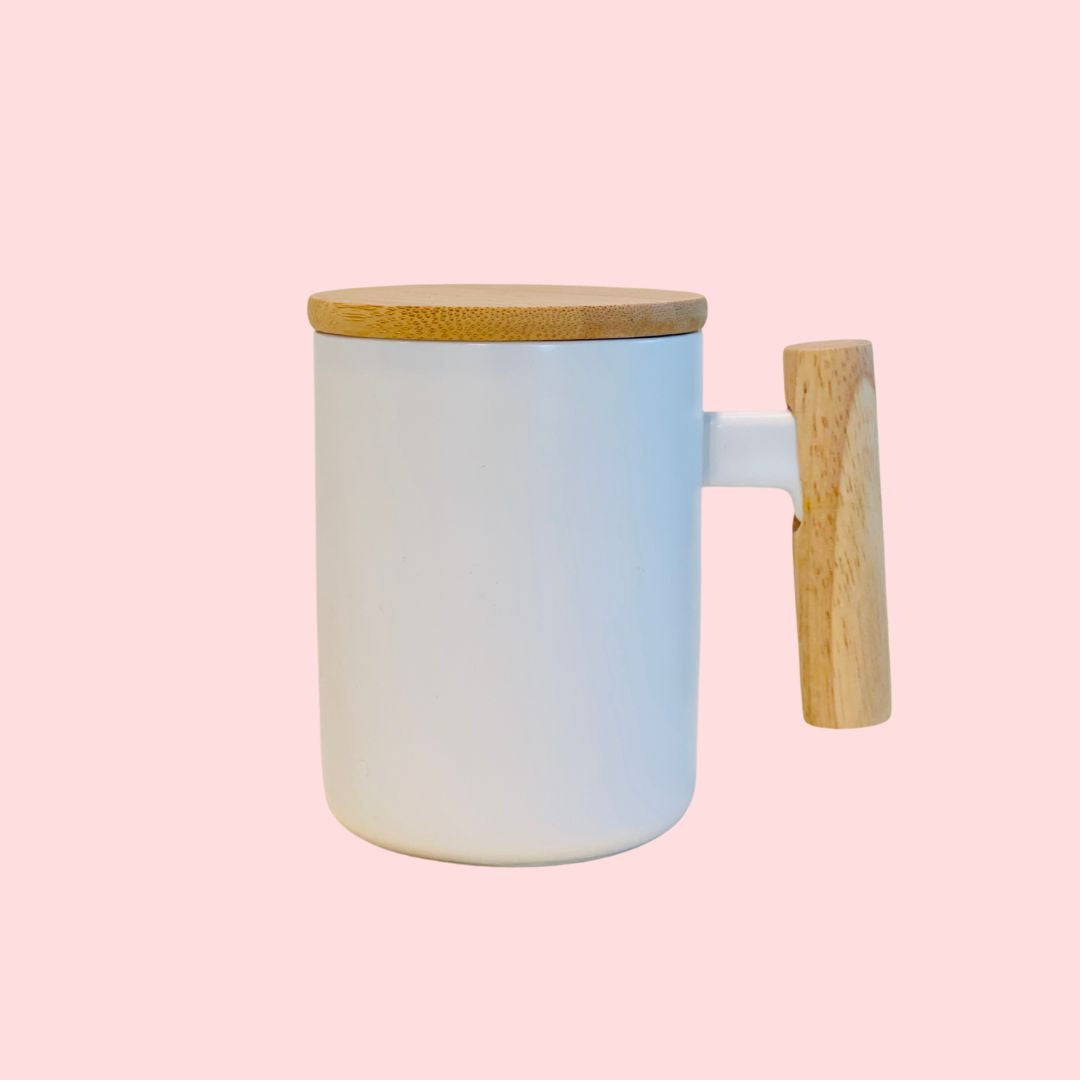 Ceramic mug with bamboo lid and handle